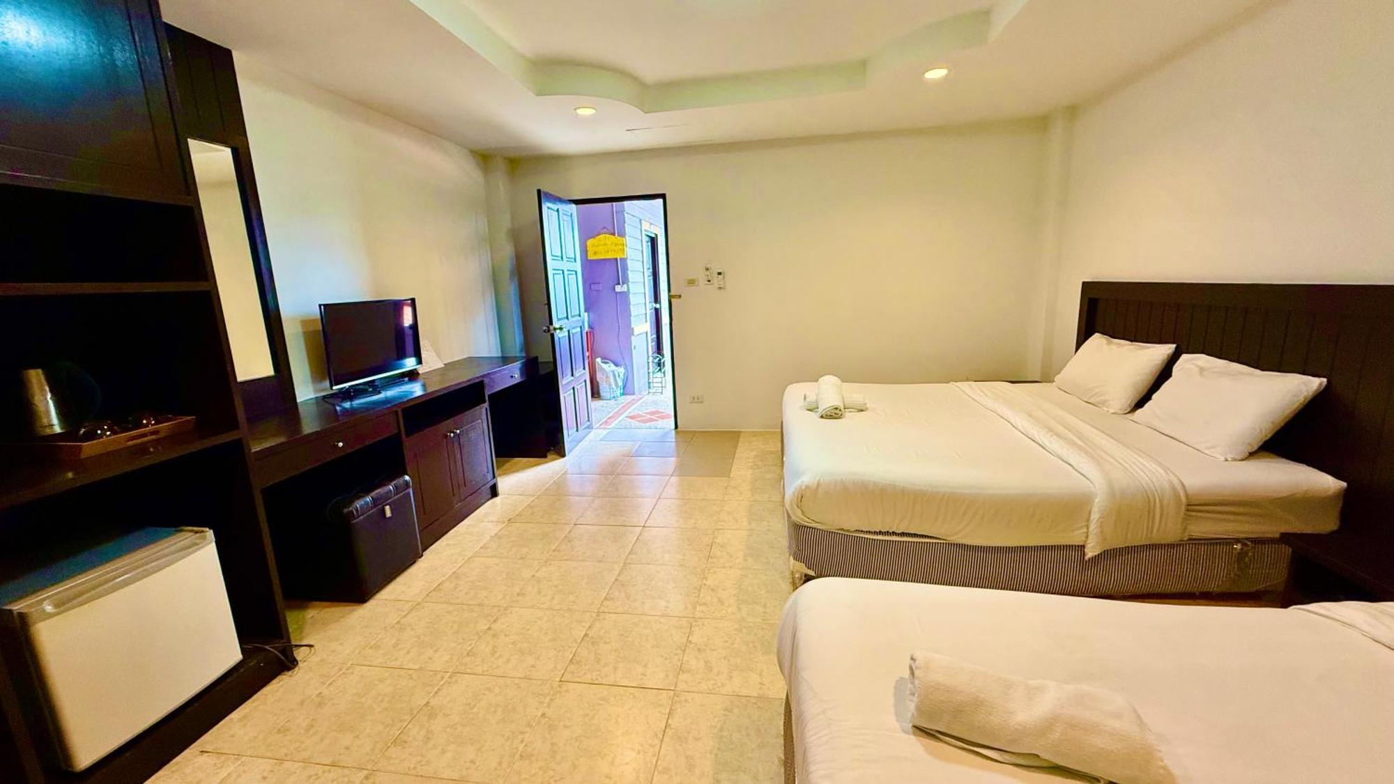 Hill Side Patong Hotel エクステリア 写真