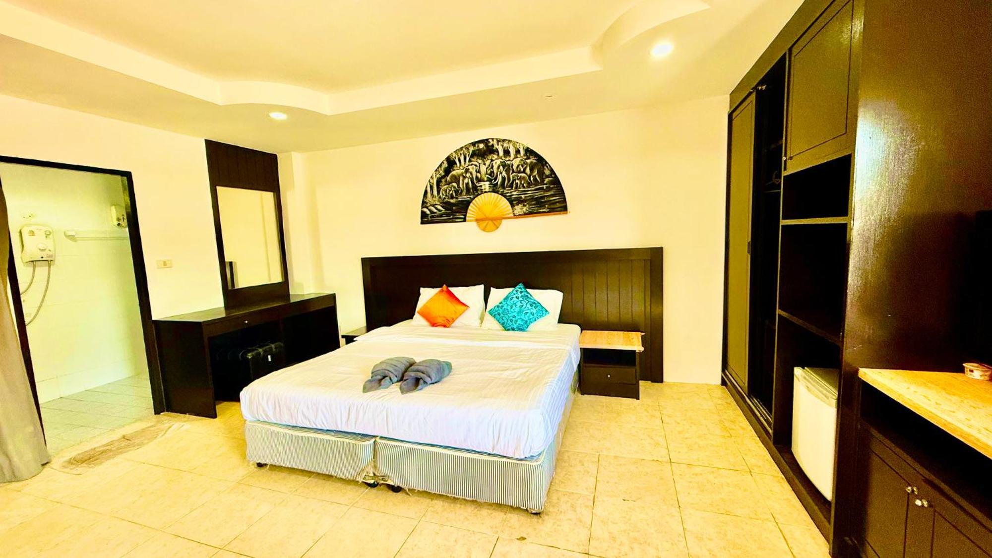 Hill Side Patong Hotel エクステリア 写真
