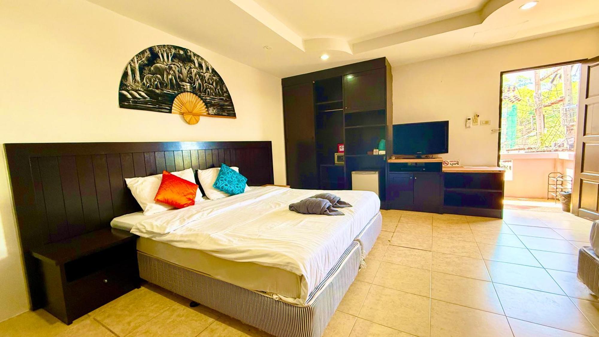 Hill Side Patong Hotel エクステリア 写真